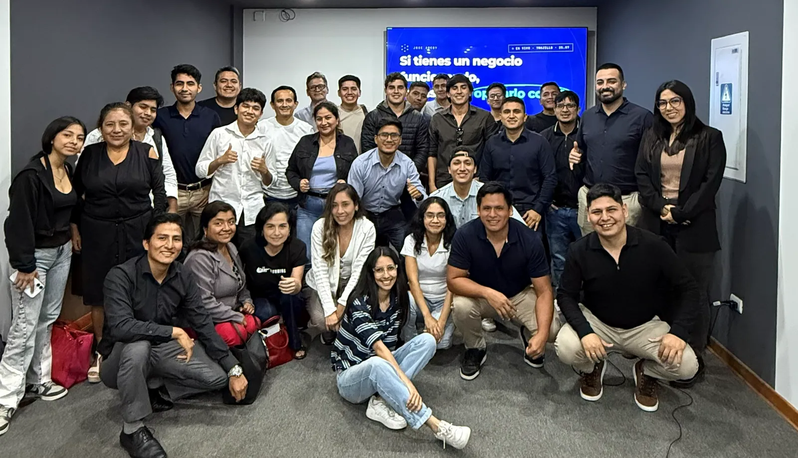 Sala llena de dueños de negocio en Business Cowork, Trujillo, el 25 de julio de 2026